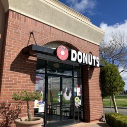 Natomas Donuts - Entrance