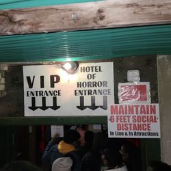 Hotel of Horror - Lines to get in.