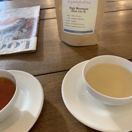 in pursuit of tea high mountain oolong (right), in pursuit of tea rooibos (left)