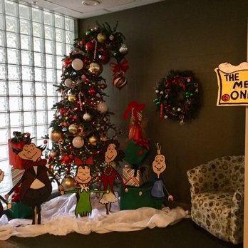 Harrison Beach Hotel - Lobby Christmas tree & Whoville theme - Winter Lights Festival (photo taken 4 Dec/18). - Hotels Near Me - Harrison Hot Springs, British Columbia