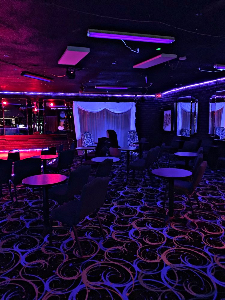 285 SHOW CLUB 6110 Seven Rivers Hwy, Artesia, New Mexico Strip