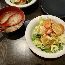 Miso soup and salad that comes with the lunch set Miso soup and salad that comes with the lunch set
