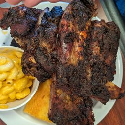 4 beef ribs with mac and cheese