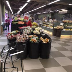 百佳超級市場 - Produce and bakery view