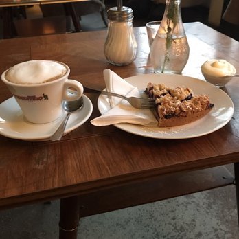 Café ZeitRaum - Streusel Pflaumenkuchen mit Sahne - Cafes Near Me - Hamburg, HH