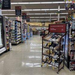 Safeway - Clean, but lacking a good bakery section @ Safeway in Newport.