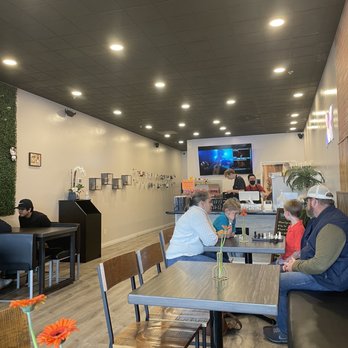 Fantastea House - Sitting area in front of counter - Bubble Tea Near Me - Beaverton, Oregon