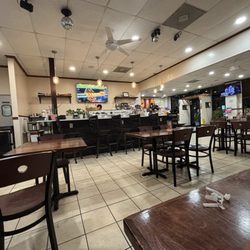 Honey's Bie Thai & Sushi - Interior