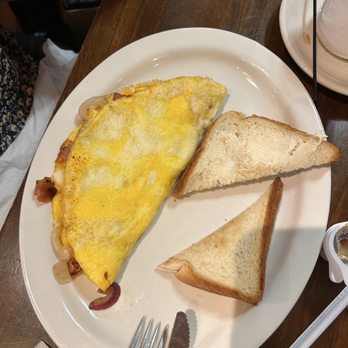 Muller's Famous Fried Cheese Cafe - Ham and Cheese Omelette with Toast - German Near Me - Helen, Georgia
