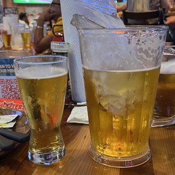 Hooters - American Near Me - Hialeah, Florida
