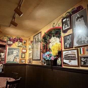 Buca di Beppo Italian Restaurant - Indoor decor - Italian Near Me - Indianapolis, Indiana Buca di Beppo Italian Restaurant - Indoor decor - Italian Near Me - Indianapolis, Indiana