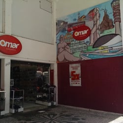 Omar Calçados - Fachada da loja com um mural de grafite.