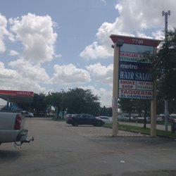 Lulu Liquor - Strip mall sign