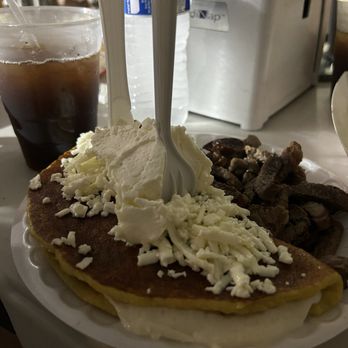 Frank Cachapas - Cachapa con carne - Food Trucks Near Me - Doral, Florida