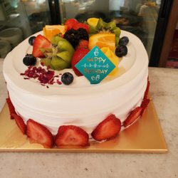 Nini Bakery - Over priced cake, fruit was not fresh, the bakery is dingy and dirty.