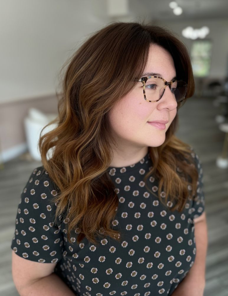 Goldie Salon Image