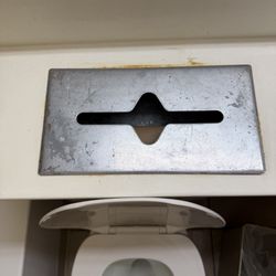 Norwood Inn & Suites - Dirty and missing tissues