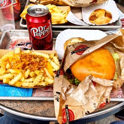 Factory & Co - Bons burgers, prix corrects, cookies moyen. Mention spéciale pour le Dr Pepper et les frites Crispy (avec oignons) et fromage fondu.