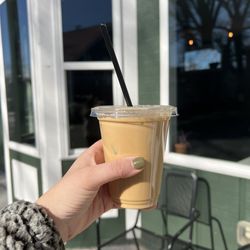 Pothos Coffee - Iced Vanilla Latte