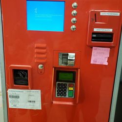 Paris Store - Parking validation machine showing the Windows 10 BSOD in English
