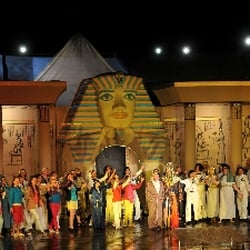 Theater unter den Kuppeln