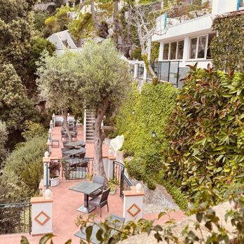 Grand Hotel Tritone - All of the greenery and flowers and lemon trees create such a lovely ambiance - Hotels Near Me - Praiano, SA