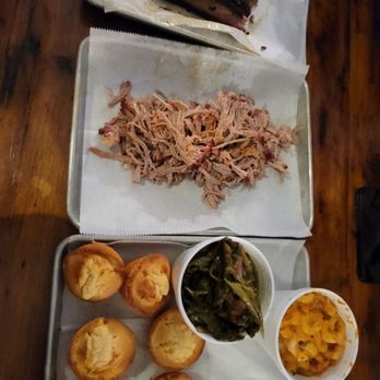 Big Ed's BBQ - Left Brisket, pulled pork, mac cheese, collard geeens, and cornbread. Family meal#3 - Barbeque Near Me - Waukegan, Illinois