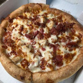 Bennets Pizza - Chicken Alfredo pizza - Pizza Near Me - Milwaukee, Wisconsin
