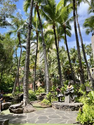 Royal Hawaiian Center by null
