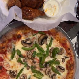 Chicken Wings & Mushroom, Pepper Pizza
