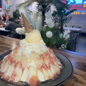 Autea Sweets & Eats - White peach shaved ice place - Bubble Tea Near Me - Chicago, Illinois