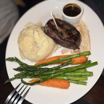 Yard House - 8oz Filet Mignon - New American Near Me - Willow Grove, Pennsylvania