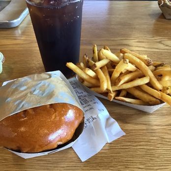Gott's Roadside - Cheeseburger with fries - Burgers Near Me - San Francisco, California Gott's Roadside - Cheeseburger with fries - Burgers Near Me - San Francisco, California