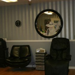 Kelly's Hair & Nail Salon - Massage chair