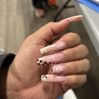Nail Tech 8 - Broke 2 days after I got them - Nail Salons Near Me - Chicago, Illinois