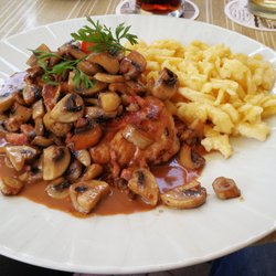Weinhaus Becker - Lendchen Teller mit Pilzspeckrahmsoße und Spätzle, gut und reichlich. 14 €