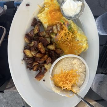 Bluegrass Grill - Denver omelet with cheesy grits and crispy home fries - Southern Near Me - Chattanooga, Tennessee