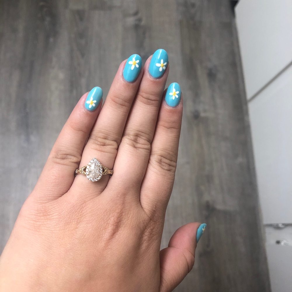 Windsor Nails Spa - Simple sunflower nails by Meena, so dainty and cute! - Nail Salons Near Me - Windsor, California Windsor Nails Spa - Simple sunflower nails by Meena, so dainty and cute! - Nail Salons Near Me - Windsor, California