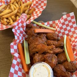Universal Wings - Wings and fries