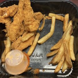 Would you eat this ? Is that an old crusted up sauce container w/ no sauce in my plate ? This is terrible received the Oder via doordash