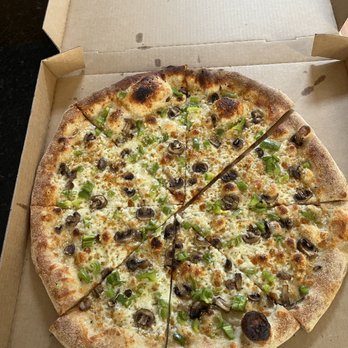 Pizza Head - 20" white dairy pizza with green peppers and mushrooms - Pizza Near Me - Saint Louis, Missouri Pizza Head - 20" white dairy pizza with green peppers and mushrooms - Pizza Near Me - Saint Louis, Missouri