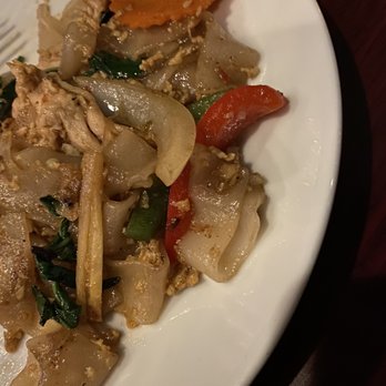BalaMao - Drunken Noodles (sautéed flat rice noodles with egg, basil, bamboo shoots, bell peppers, and onions in spicy basil sauce). - Thai Near Me - Boston, Massachusetts