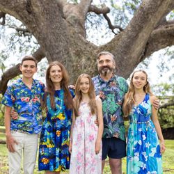 Kiefer Photography - Family portrait at Foster Botanical gardens in Honolulu.