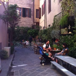 Urban garden - Tavoli, tavolini, palco per la musica, si mangia a pranzo e aperitivo green