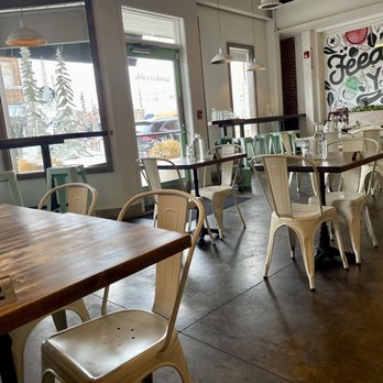 Garden Table - Broad Ripple - Another view of dining space (before it got busy!) - Juice Bars & Smoothies Near Me - Indianapolis, Indiana