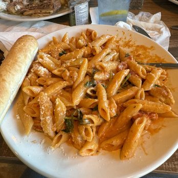 Gaston's Bistro - Chicken Florentine Pasta - French Near Me - Orland Park, Illinois Gaston's Bistro - Chicken Florentine Pasta - French Near Me - Orland Park, Illinois