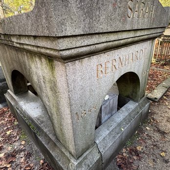 Cimetière du Père Lachaise - Sarah Bernhardt - Funeral Services & Cemeteries Near Me - Paris, 75