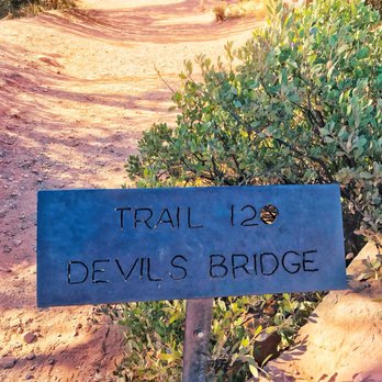 Devil's Bridge Trail - Start of the trail at the trailhead - Hiking Near Me - Sedona, Arizona