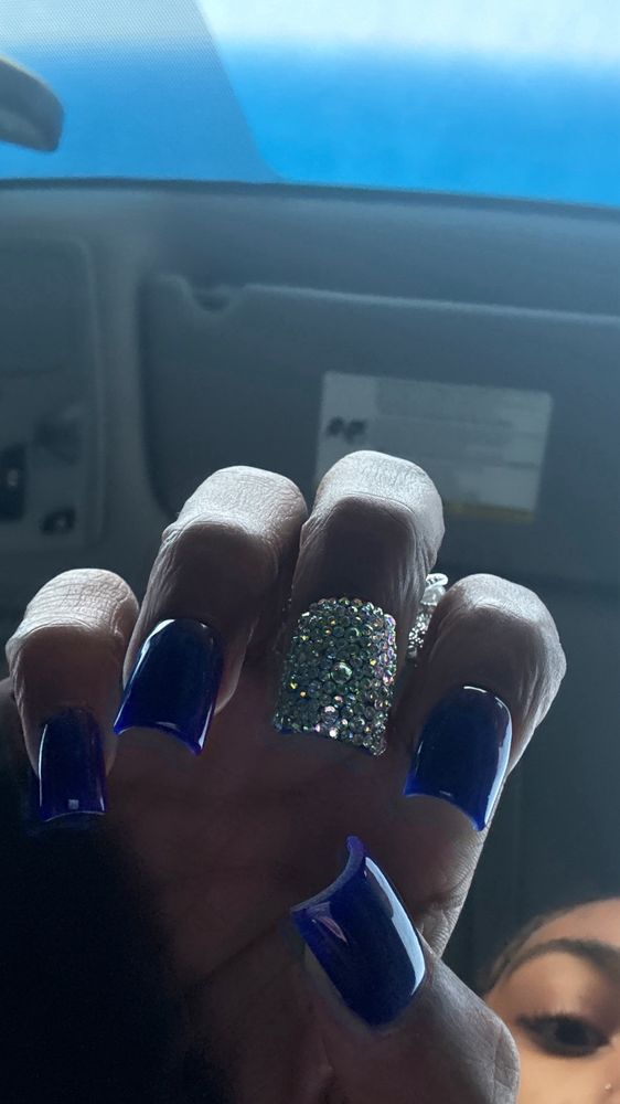 Munecas Salon & Nails Logo