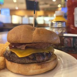 Broadway Bar & Pizza - Broadway Bacon Cheeseburger